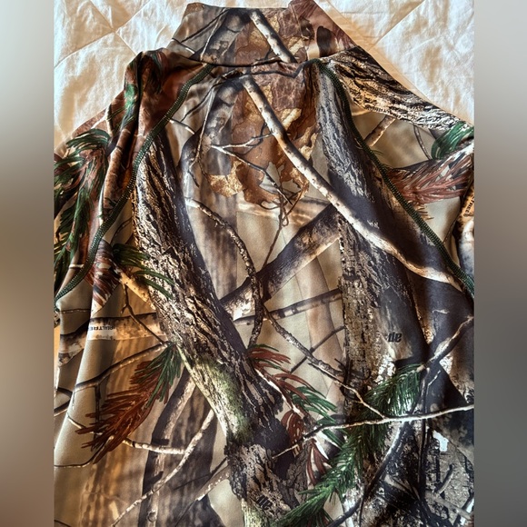 NWOT Women’s Under Armour Camo Long Sleeve Shirt - Picture 7 of 10